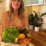 Antonija Blaće Instagram - Ne znam koliko ste se puta selili u životu, ali moj Hrvoje i ja, ako isključim dvije godine u Italiji, samo po Zagrebu 5 ili 6 puta. Pa dok nadjes omiljeni kafić,pa dok nadjes poštu, pa pekaru, pa dok nadjes dućan… traje to. 😂 Sad kad smo se konačno skrasili imamo i poštu u blizini, omiljeni kafić smo našli isti dan, a dućan nam je na woltu! Obožavam tehnologiju i doba u kojem živimo i prehepi budem kad izmisle nove praktične stvari. Dakle osim sto mi @studenac_market ko pravi susjed dodje na vrata kad mi pofali litra mlijeka, ima i CASHBACK opciju u @wolt.croatia aplikaciji. Svaki tjedan po 30 artikala od kojih kad kupite komad ( tipa kila nečega, pakiranje nečega, komad nečega) - toliko koliko ste potrošili vam se vraća na račun. 100% CASHBACK. Keš Nazad! Vama. Na wolt račun. I imate sedam dana da to potrošite . Evo ja ne znam, ali meni to top topova😍🧡🩵 da ne kazem da je teško takvog susjeda naći. #wolt #studenac