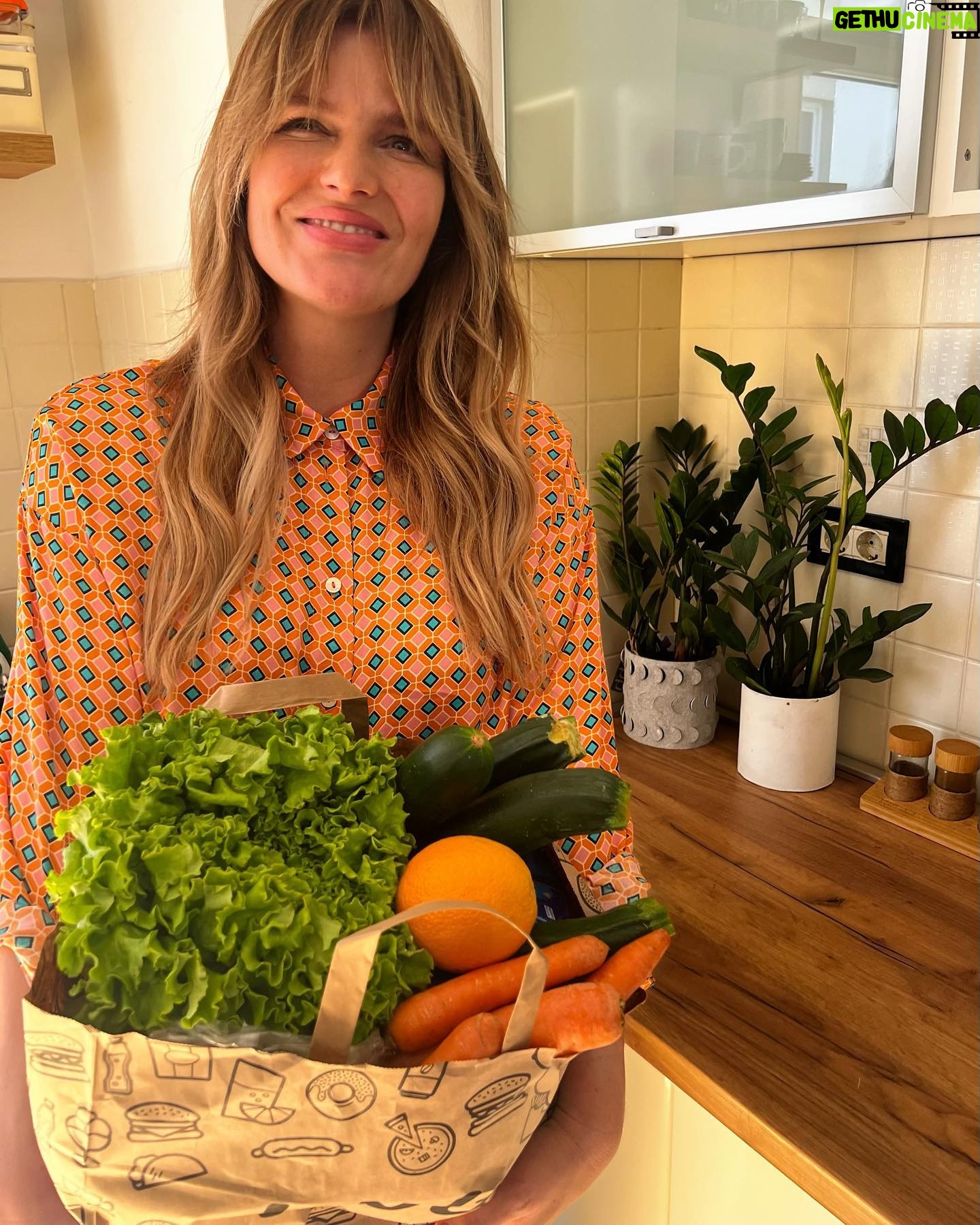 Antonija Blaće Instagram - Ne znam koliko ste se puta selili u životu, ali moj Hrvoje i ja, ako isključim dvije godine u Italiji, samo po Zagrebu 5 ili 6 puta. Pa dok nadjes omiljeni kafić,pa dok nadjes poštu, pa pekaru, pa dok nadjes dućan… traje to. 😂 Sad kad smo se konačno skrasili imamo i poštu u blizini, omiljeni kafić smo našli isti dan, a dućan nam je na woltu! Obožavam tehnologiju i doba u kojem živimo i prehepi budem kad izmisle nove praktične stvari. Dakle osim sto mi @studenac_market ko pravi susjed dodje na vrata kad mi pofali litra mlijeka, ima i CASHBACK opciju u @wolt.croatia aplikaciji. Svaki tjedan po 30 artikala od kojih kad kupite komad ( tipa kila nečega, pakiranje nečega, komad nečega) - toliko koliko ste potrošili vam se vraća na račun. 100% CASHBACK. Keš Nazad! Vama. Na wolt račun. I imate sedam dana da to potrošite . Evo ja ne znam, ali meni to top topova😍🧡🩵 da ne kazem da je teško takvog susjeda naći. #wolt #studenac