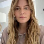 Antonija Blaće Instagram - Namjerno sam se snimala bez filtera i rasvjete da vidite sve što prirodnije jer znam da je ponekad teško izabrati dobar puder, da dobro pokriva, a ne bude vidljiv. ovaj jako volim i htjela sam da vidite kako prirodno izgleda. I Evo ga, moj mali popis omiljenih proizvoda. Ima ih još, ali s ovima imate brzinski, jednostavni i prirodni make up za svaki dan •Teint Idole Ultra Wear puder i korektor •Maskara Hypnose •Sjenilo- Hypnose Palette gold 17 •Rumenilo u sticku - •Parfem- La Vie Est Belle L’Extrait Sto se trikova tiče •tapkanje- može prstima, a može i kistom, bitno je da tipkate, a ne razmazujete, barem meni tako ljepše ispadne Nekada nakon tapkanja čak maramicom “pokupim” višak pudera •sjenilo umjesto olovke za usta- fora trik jer sjenilo ostavlja mekan granulast rub, pa izgleda sličnije prirodnom rubu usnica •rumenilo umjesto ruža- nemam što dodati osim da probate, ne volim presjajna usta pa mi je draži taj glow bez osjecaja ljepljivosti. Eto, ako sam pomogla drago mi je, ako imate jos koje pitanje- slobodno. @lancomeofficial #grwm #lancomemakeup #lancomefragrance #lancomeskincare #lacomepartner