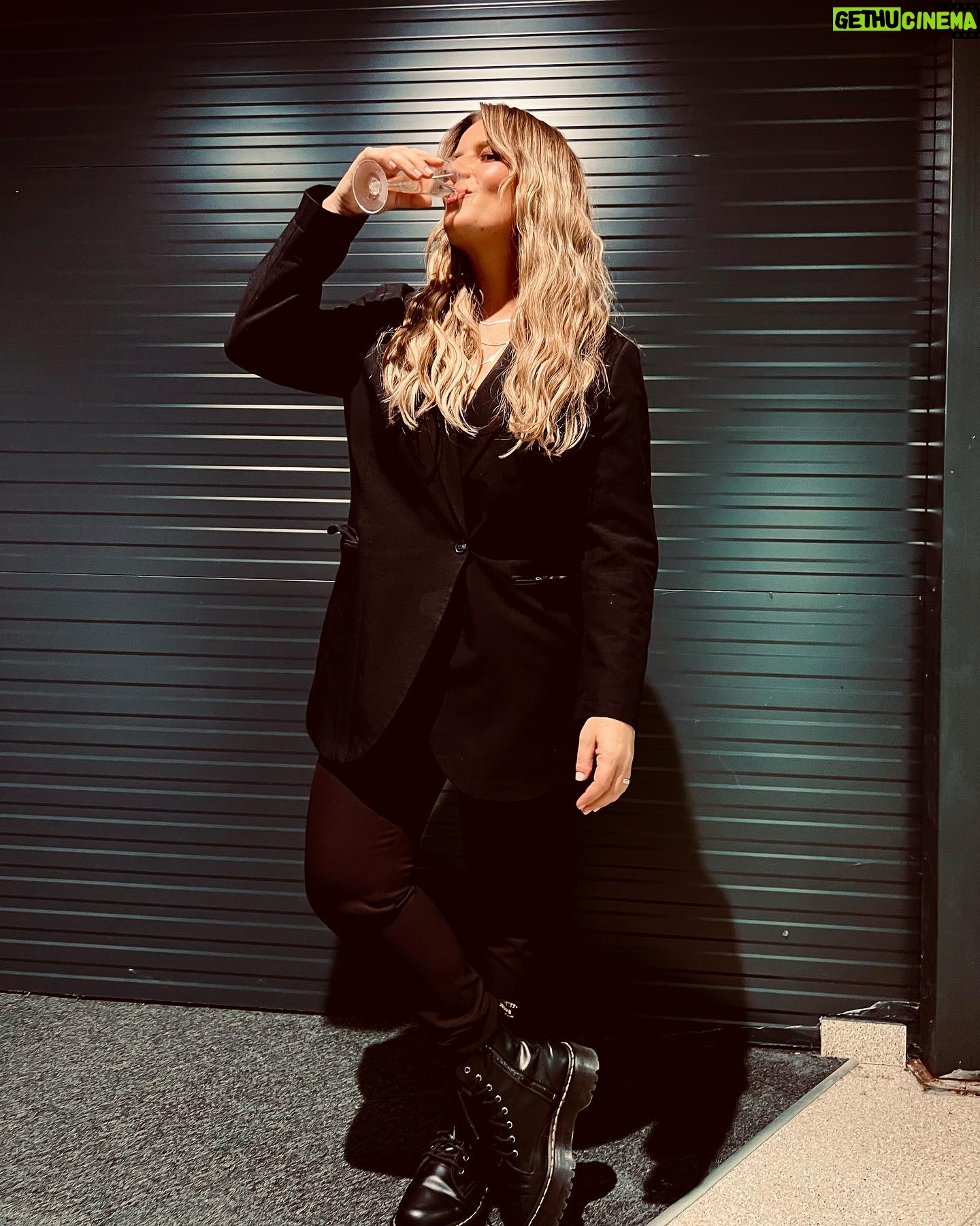 Antonija Blaće Instagram - 😎 #allblack #redcarpet #fashionshow Pozdravi sa @elfs.hr revije 🖤