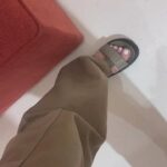 Antonija Blaće Instagram - [ POBJEDNICA ODABRANA-rezultat na storijima] !! GIVEAWAY ALERT!!! Prije par dana ste sami birali koje su vam od tri ponuđena Uggs para sandala najcool i koje želite i odabrali ste zelene. To bi bio i moj prvi izbor tako da - na istoj smo valnoj 😎❤️ E sad - kako ih osvojiti? Ništa lakše - u komentar napiši broj cipela koji nosiš, a izvlačit ćemo random. Tagiraj frendicu pa da i ona zaigra. Zaprati i @karlastores naravno to nije uvjet, al bi bilo baš lijepo pošto nam Karla uvijek omogući latest trend za giveaway. Love you @karlastores ❤️ ajd, možete i lajkat post. Igramo se do četvrtka u podne tako da možete svoj par prošetati po gradu već idući vikend ❤️ #shoes #sandals #uggs #karlastore #giveaway #ootd