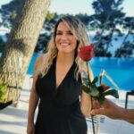 Antonija Blaće Instagram – Danas je DAN TELEVIZIJE 😍 jedva sam probrala slike, ne da instagram vise od 10, a ni 110, ma ni 1110 mi ne bi bilo dovoljno sto smo sve odradili 🙌🏼
Od divnih suvoditelja, prijatelja, suradnika, urednika, kolega, regionalnih projekata, Jamesa Arthura u finalu, letova na Tajland, postavljanja prvih sezona nikad vidjenih emisija… dva puta prva žena na svijetu u nekom formatu ( to sam ekstra ponosna)… bilo je tu dosta prvih koraka… bilo je i smijeha i suza, ali sve je to televizija 😍
Ipak, sve je pocelo s ovom prvom slikom, pitam se sjeća li se netko kako se zvao ovaj moj alter ego 😍
Televizijo, sretan ti tvoj dan. I dragi kolege, hvala vam za sve naše tv trenutke, znate točno koji ste 😍#television #show #tvshow #photodump #tvday #shooting