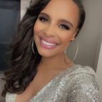 Antonique Smith Instagram - So much fun singing at the Genius: Aretha FYC event at the Rose Bowl Stadium last week!!!! 🥰 Thank you @disneytvstudios and @natgeogenius 🥰🥰 So honored to be a part of your masterpiece honoring the Queen!! ❤️ Thank you to my glam squad!!! @engiestyle @macduggal 👗 @seanharrismakeup 💄 @themajorlook_productions 💇🏾‍♀️ If you haven't seen me as Barbara Franklin in Genius: Aretha, check out episodes 4, 5 and 6 on @Hulu. #GeniusAretha