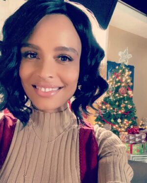 Antonique Smith Instagram - It's always fun making movies with your friends. 😊 I had a lot of fun making a sweet little Christmas movie with mine: @swirlfilmsig @mark_harris_1555filmworks with my amazing costars @timonkdurrett, @thecarlpayne & @karonjosephriley and dir @lisafrance2067! It airs tonight on @bouncetv! 🎄"Everyday But Christmas"