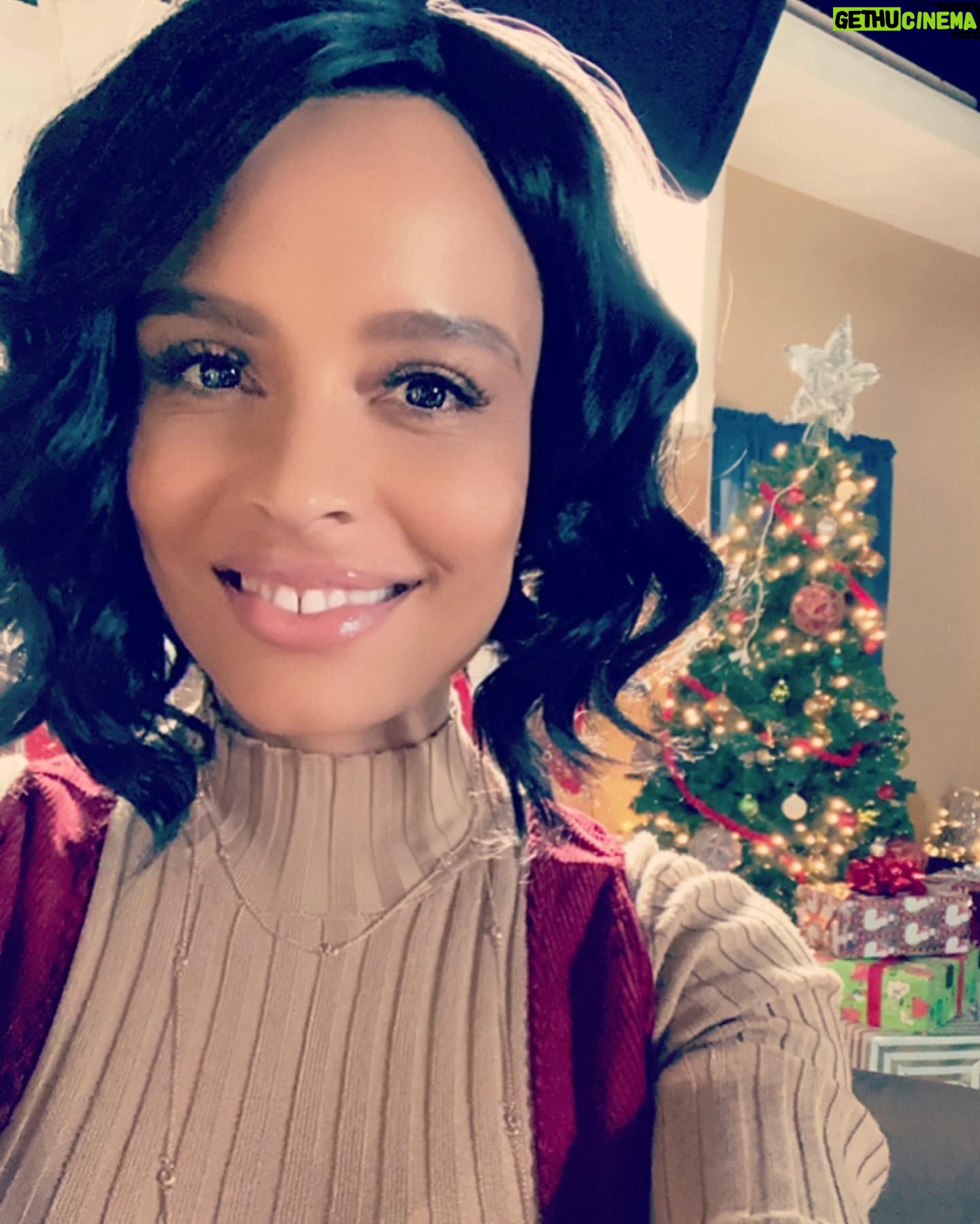 Antonique Smith - 3.3K Likes - It's always fun making movies with your friends. š I had a lot of fun making a sweet little Christmas movie with mine: @swirlfilmsig @mark_harris_1555filmworks with my amazing costars @timonkdurrett, @thecarlpayne & @karonjosephriley and dir @lisafrance2067! It airs tonight on @bouncetv! š"Everyday But Christmas"