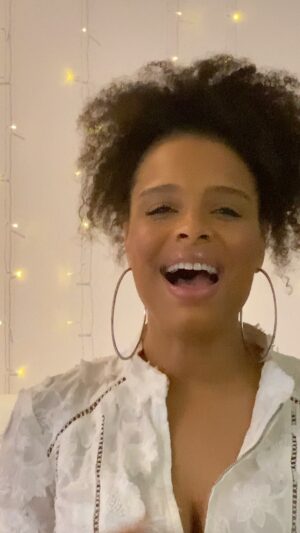 Antonique Smith Instagram - In this crazy time, here's a little something to warm your heart. 🌞❤️ Been feeling down since losing my friend Alan Merrill to the virus on Sunday. 😔 I needed this song myself. 🙏🏾Sending you love and encouragement. ❤️💪🏾 🙌🏾 #StayInside #QuarantineTunes #Hope #love #faith #Brighterdays #grateful  #stayinghome #stayingpositive #be #BeEncouraged #thebeatles 
#kellypricesongsthatinspirechallenge