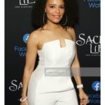 Antonique Smith Instagram – #AboutAWeekAgo Have you checked out my new show @SacredLies??? 😍 It’s an AMAZING @Blumhouse mystery on @facebookwatch! ❤️ It’s an anthology. We’re in Season 2. Episodes 1-4 are out now!! Link in my bio!! 👆🏾BINGE, share and come back next Thursday for episode 5. There’s 10 episodes and you don’t wanna miss a thing!! You can cast it to your TV!! 🙌🏾 Had fun with my amazing cast starring @juliettelewis, @ryankwanten & @thejordanalexander, our genius creator @raelletucker and the wonderful folks at Blumhouse & Facebook. Can’t tell you about my character cause I’m a spoiler. 🤐 TUNE IN & ENJOY!! 😘
👚 @engiestyle @blackhalo