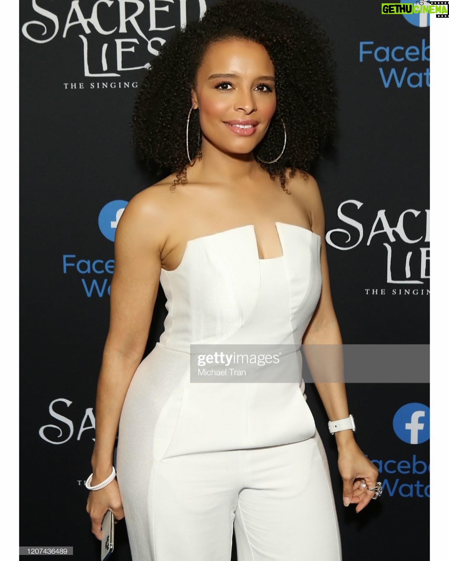 Antonique Smith - 4.5K Likes - #AboutAWeekAgo Have you checked out my new show @SacredLies??? š It's an AMAZING @Blumhouse mystery on @facebookwatch! ā¤ļø It's an anthology. We're in Season 2. Episodes 1-4 are out now!! Link in my bio!! šš¾BINGE, share and come back next Thursday for episode 5. There's 10 episodes and you don't wanna miss a thing!! You can cast it to your TV!! šš¾ Had fun with my amazing cast starring @juliettelewis, @ryankwanten & @thejordanalexander, our genius creator @raelletucker and the wonderful folks at Blumhouse & Facebook. Can't tell you about my character cause I'm a spoiler. š¤ TUNE IN & ENJOY!! š
š @engiestyle @blackhalo
