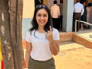 Anu Prabhakar Instagram - ನಮ್ಮ ಅನುರಘು ರವರ ಕುಟುಂಬದಿಂದ ಯಲಹಂಕದಲ್ಲಿ ಮತ ಮಾಡಿದ್ದಾರೆ 🙏❤️

#raghumukherjee #AnuPrabhakarMukherjee

Follow 👉 @raghuanufansofficial

@raghumukherjee @anu.p.mukherjee

#raghuanufansofficial #raghuanuprabhakarmukherjeefans  #raghumukherjeefans #anuprabhakar #anuprabhakarmukherjeefans #fans #instagram #sandalwood #kfi #actor #actors #kannada