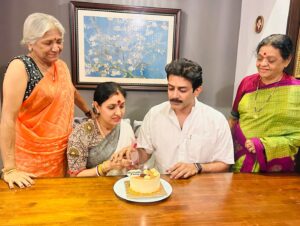 Anu Prabhakar Instagram - Wished @anu.p.mukherjee akka and @raghumukherjee anna on their anniversary today at their residence 💐😍
#anuraghu #anuprabhakar #anniversary