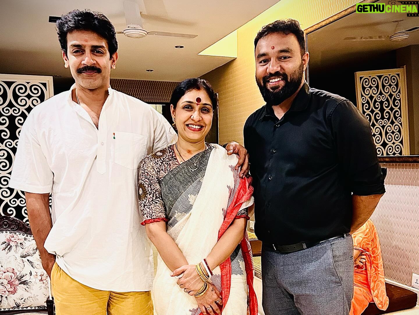 Anu Prabhakar - 16.1K Likes - Wished @anu.p.mukherjee akka and @raghumukherjee anna on their anniversary today at their residence 💐😍
#anuraghu #anuprabhakar #anniversary
