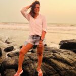 Anuja Sathe Instagram - 🌊🌊☀️☀️ #magiclight #beachbaby #sunsets_captures