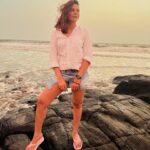 Anuja Sathe Instagram - 🌊🌊☀️☀️ #magiclight #beachbaby #sunsets_captures