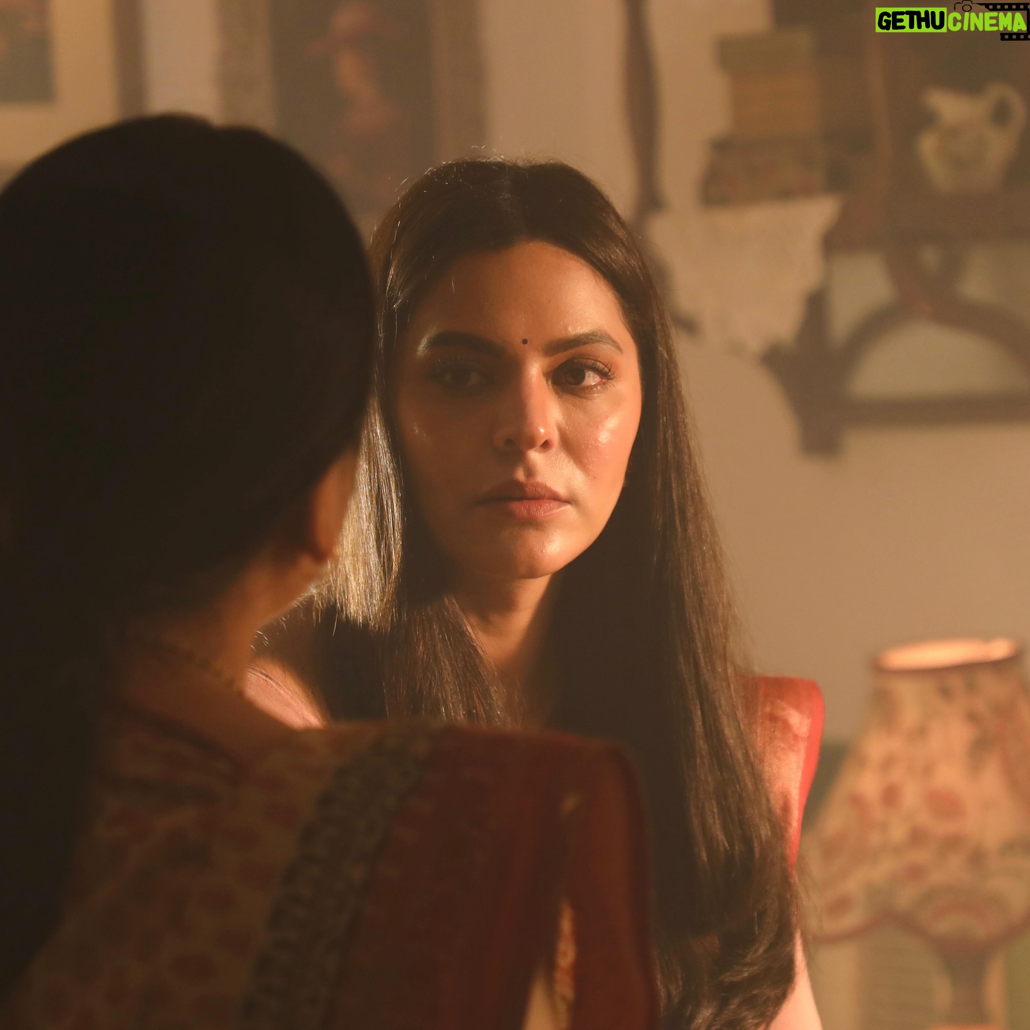 Anuja Sathe Instagram - Don’t be in a rush to figure everything out … Watch #Maharani3 episode after episode .. and let it surprise you 😬😬 #workingstills #kirtisingh #grateful #happy