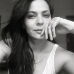 Anuja Sathe Instagram - 🖤🤍