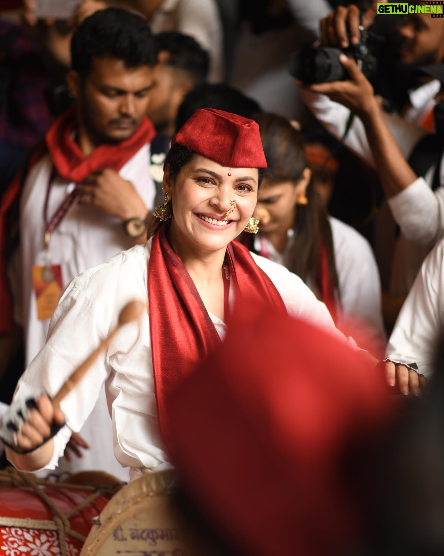 Anuja Sathe Instagram - Yeh to bass trailer tha.. Picture abhi Baaki hai mere dost!! 🫶 5 more days to go❤️ #ganpatibappamorya #mangalmurtimorya #pune #marathimulgi #culture #tradition #ganeshotsav2023 #kalavantdholtashapathak 📸 : @alibagwan_photography