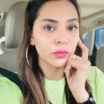 Anuja Sathe Instagram - Stuck in traffic..?? Take a carfie🙂 #mumbaitraffic #forever #stuck #letstakeaselfie