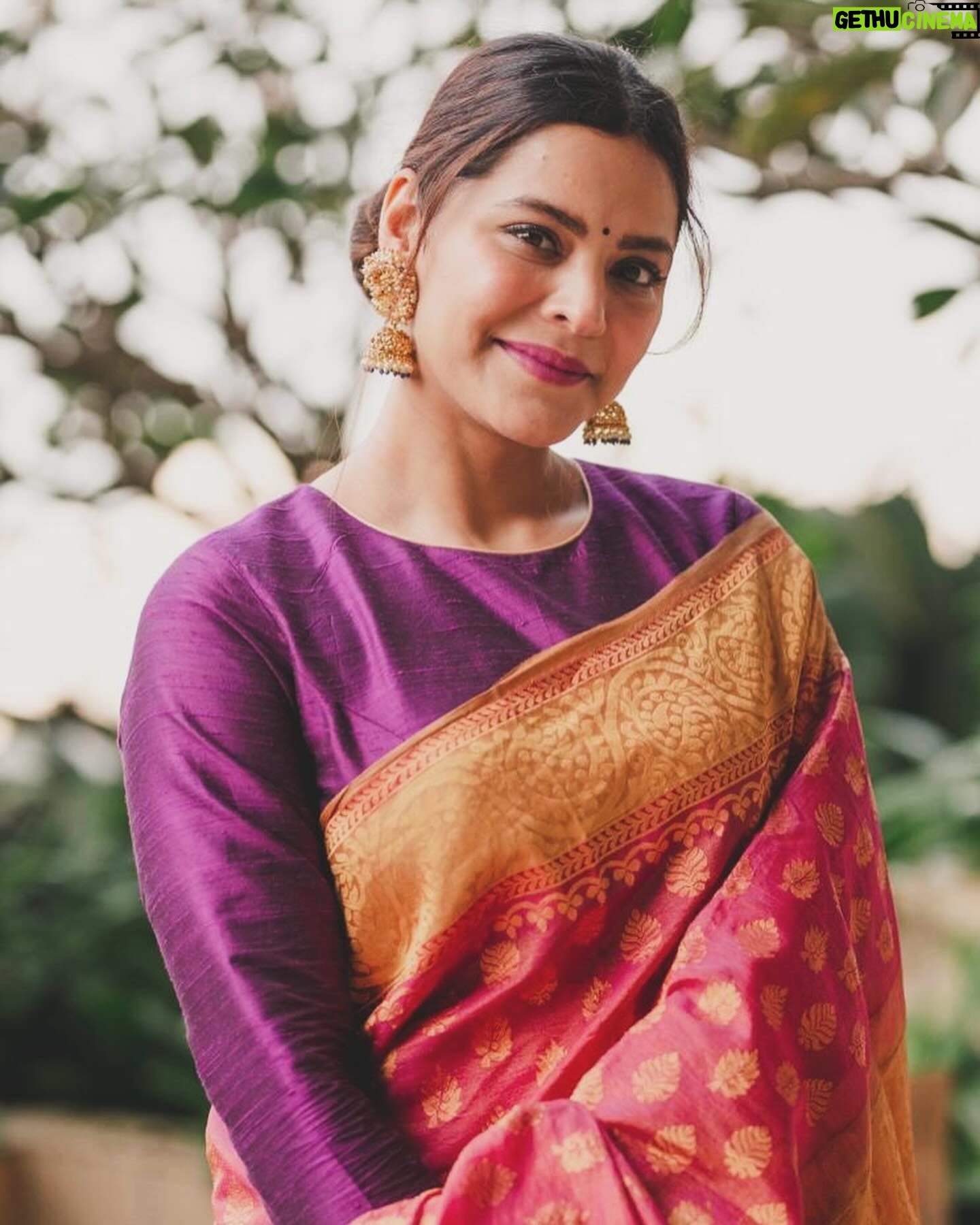 Anuja Sathe Instagram - Nothing.. Absolutely nothing beats the elegance of a saree ❤️💝 #sareelove #gotooutfit #marathimulgi #traditionaloutfit #tissuesilk