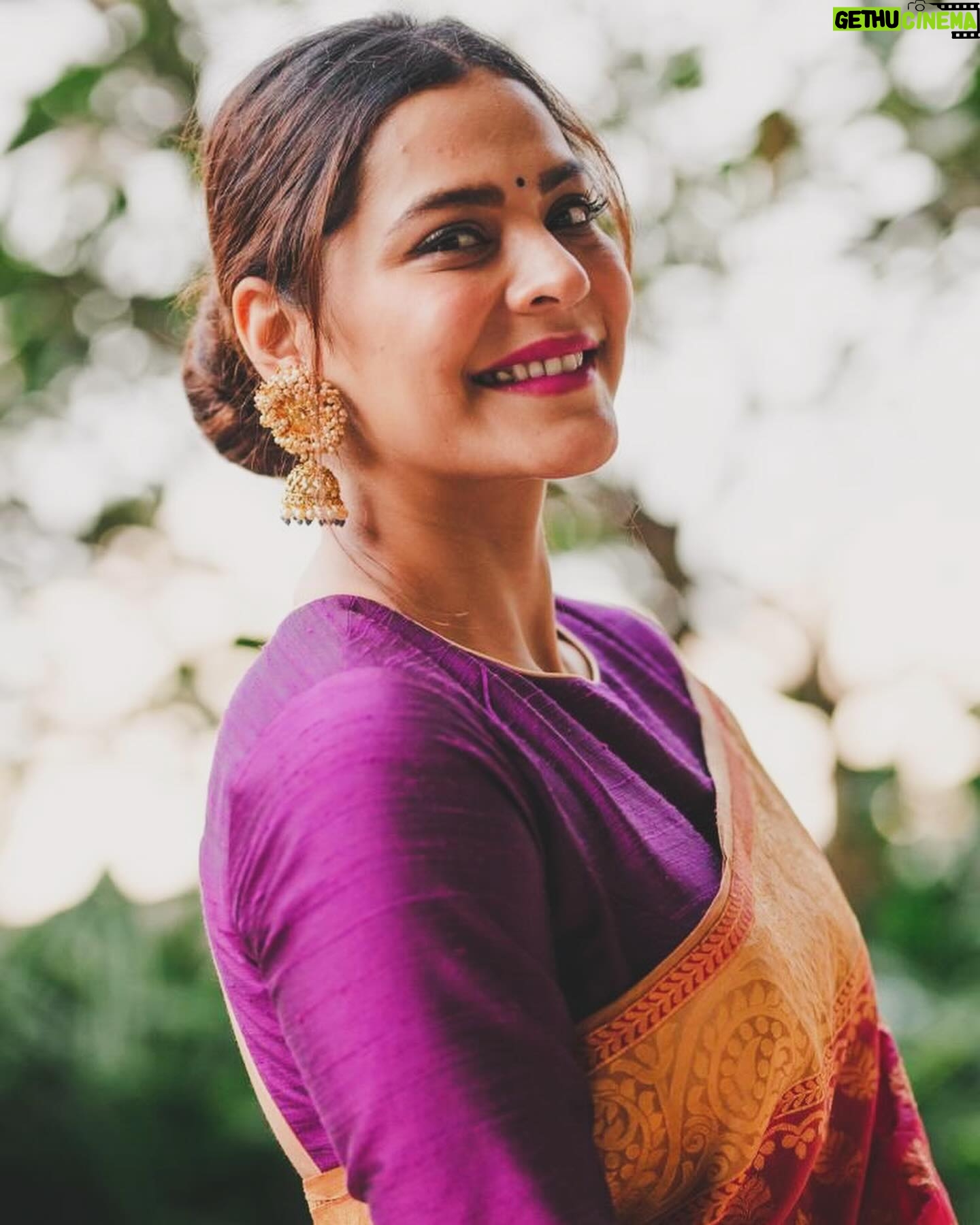 Anuja Sathe Instagram - Nothing.. Absolutely nothing beats the elegance of a saree ❤️💝 #sareelove #gotooutfit #marathimulgi #traditionaloutfit #tissuesilk