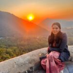 Anuja Sathe Instagram - Some pictures are just for sunset memories ☀️… #sunset #sunsetsinsrinagar #takemeback #mountains #goldenhour #magiclight