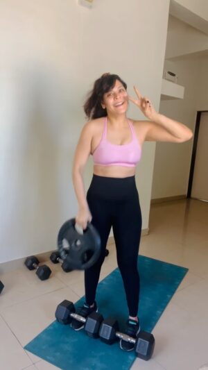Anuja Sathe Instagram - The idea was to have some fun remixing this reel with @sheetsfitnesscoach 
Since I am “technologically challenged “ and couldnt figure out the new settings , posting it just the way it is ❤️🫣 
Some fun with the 10 kg plate ❤️#workout #workoutmotivation #move #havefun