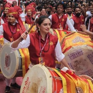 Anuja Sathe Instagram - वाजवा 🥁! Your favourite Marathi stars are giving a grand and fitting sendoff to #GanpatiBappa as part of the #KalawantDholTashaPathak's performance at the #GanpatiVisarjanMiravnuk in #Pune. Take a look! #PudhchyaVarshiLavkarYa . . #GanpatiBappa #ganpativisarjan #ganeshotsav #kalawantdholpathak #kalavantdholtashapathak #shrutimarathe #siddharthjadhav #anujasathe #saurabhgokhale #surbhihande #tejaswinipandit
