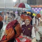 Anuja Sathe Instagram - 93.5 RED FM आणि 'कलावंत ढोल पथक ' आयोजित Utsav Life - Old Age Home या वृध्दाश्रमाच्या कार्यक्रमासाठी कलाकारांनी केलं भर पावसात वादन . . #MarathiManoranjanVishwa