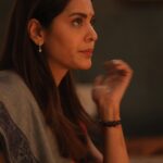 Anuja Sathe Instagram - Eureka!! Found these laying in my Photo gallery for more than a year 🥹 #maharaniS2 #workingstills #behindthescenes #closetomyheart #candid #outdoorsshoots #kirtisingh #favouritecharacter