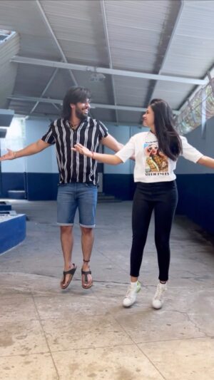 Anusha Hegde Instagram - #NeelaNilave 🤍 @anushahegde__official dancing with best after a long time ♥️🙌🏼💯🤟🏼 

#RDX #aswathchandrasekar #vjaswath #anushaprathap #suntv #anandharagam #mrmanaivi #dance #mollywood #shanenigam #neerajmadhav #rdxmovie #trending #instareels