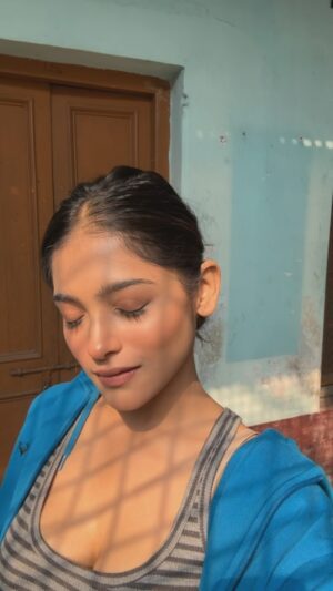 Anusha Viswanathan Instagram - Let the Sun burn it all. 🔥
.
.
.
#mood #burn #sunkissed #hope #weekend #warm #love #fashion #travel #work #bengali #sunlover #aesthetics #trendingreels #trending #trendingsong #chor #hellomarch #feelitreelit #instareels #letsgo #gratitude