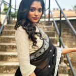 Anusha Viswanathan Instagram - Do not get into a staring match with me. . . . Styling: @nischitasengupta 🩵 Make up: @subratamakeupartist ✨ Hair: @rumpa7253 😘 . . . #black #blackismyhappycolor #love #rage #regal #saree #sareenotsorry #festiveseason #bengali #kohleyes #kajal #aesthetics #fashion #mood #fashionblogger #instablogger