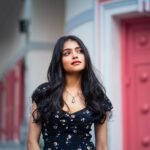 Anusha Viswanathan Instagram - This song makes me crave for a jazzy afternoon of clandestine romance. 🩵 . . . 📸: @subhankarb_photography 🩷 💄: @sumitdas1095 🖤 . . . #jazz #romance #afternoon #autumn #pujoashche #darkcottagecore #love #music #alexturner #pink #black #mood #aesthetic #oldsoul #heartstrings #dreams #dreamsynopsis #nostalgia #fashion #photoshoot #october #hope #lbd #wanderlust #fashionblogger #instablogger
