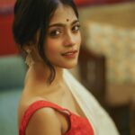 Anusha Viswanathan Instagram - I am grateful, truly, for all the love, all the wishes, all the breaking of jinxes and for my friends and my family. Birthdays help you realise more than most who all have your back. I am also grateful for that knowledge. Alsoooo, thank you @munni_suchismita for this beautiful saree. And the gorgeous earrings courtesy of my dida. 🩵 PS: I will be spamming your newsfeed with more birthday posts. 🙈 Thank youuuu @subhagraphy and @adi2gupta for these pictures. 🌹🤩 . . . #birthdaylove #hope #love #wishes #saree #sareelove #bengali #redandwhite #fashion #grateful #aesthetics #family #friends #2024 #februarybaby #spring #indian #manifest #belief #piscesseason