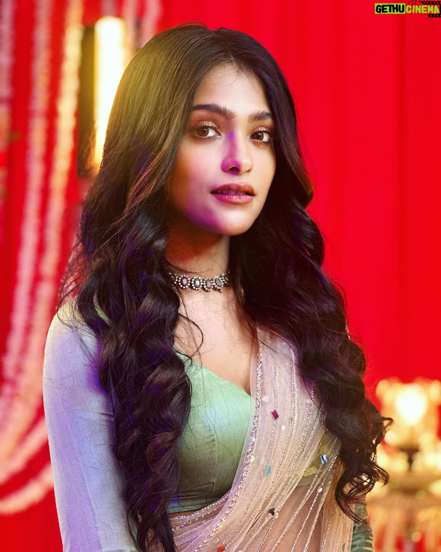 Anusha Viswanathan Instagram - #throwback to @starjalsha parivar awards! 🩵 . . . #saree #sareenotsorry #event #tota #love #light #jttb #jolthoithoibhalobasha #fashion #aesthetic #mood #poser #turquoise #work #actor #fashionblogger #instablogger