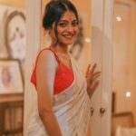Anusha Viswanathan Instagram - I am grateful, truly, for all the love, all the wishes, all the breaking of jinxes and for my friends and my family. Birthdays help you realise more than most who all have your back. I am also grateful for that knowledge. Alsoooo, thank you @munni_suchismita for this beautiful saree. And the gorgeous earrings courtesy of my dida. 🩵 PS: I will be spamming your newsfeed with more birthday posts. 🙈 Thank youuuu @subhagraphy and @adi2gupta for these pictures. 🌹🤩 . . . #birthdaylove #hope #love #wishes #saree #sareelove #bengali #redandwhite #fashion #grateful #aesthetics #family #friends #2024 #februarybaby #spring #indian #manifest #belief #piscesseason