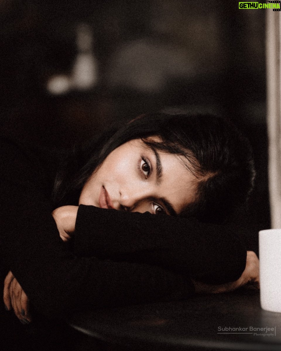 Anusha Viswanathan Instagram - Watching life unfold. 🌹 . . . 📸: @subhankarb_photography #life #mood #sepia #retro #grain #love #black #hope #blank #canvas #fashion #aesthetic #instablogger #fashionblogger #musings #growingolder #throwback