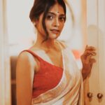 Anusha Viswanathan Instagram - I am grateful, truly, for all the love, all the wishes, all the breaking of jinxes and for my friends and my family. Birthdays help you realise more than most who all have your back. I am also grateful for that knowledge. Alsoooo, thank you @munni_suchismita for this beautiful saree. And the gorgeous earrings courtesy of my dida. 🩵 PS: I will be spamming your newsfeed with more birthday posts. 🙈 Thank youuuu @subhagraphy and @adi2gupta for these pictures. 🌹🤩 . . . #birthdaylove #hope #love #wishes #saree #sareelove #bengali #redandwhite #fashion #grateful #aesthetics #family #friends #2024 #februarybaby #spring #indian #manifest #belief #piscesseason