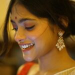 Anusha Viswanathan Instagram - I am grateful, truly, for all the love, all the wishes, all the breaking of jinxes and for my friends and my family. Birthdays help you realise more than most who all have your back. I am also grateful for that knowledge. Alsoooo, thank you @munni_suchismita for this beautiful saree. And the gorgeous earrings courtesy of my dida. 🩵 PS: I will be spamming your newsfeed with more birthday posts. 🙈 Thank youuuu @subhagraphy and @adi2gupta for these pictures. 🌹🤩 . . . #birthdaylove #hope #love #wishes #saree #sareelove #bengali #redandwhite #fashion #grateful #aesthetics #family #friends #2024 #februarybaby #spring #indian #manifest #belief #piscesseason