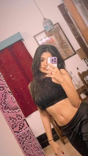 Anusha Viswanathan Instagram - Mood but I’m stuck at work. 😔🖤
.
.
.
#reels #feelitreelit #chillvibes #chilling #trendingaudio #mirror #love #dancing #aesthetic #croptop #black #blackismyhappycolor #reeling #dancethenightaway #fashion #aesthetic #bengali #myroom #fashionblogger #instablogger