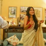 Anusha Viswanathan Instagram - I am grateful, truly, for all the love, all the wishes, all the breaking of jinxes and for my friends and my family. Birthdays help you realise more than most who all have your back. I am also grateful for that knowledge. Alsoooo, thank you @munni_suchismita for this beautiful saree. And the gorgeous earrings courtesy of my dida. 🩵 PS: I will be spamming your newsfeed with more birthday posts. 🙈 Thank youuuu @subhagraphy and @adi2gupta for these pictures. 🌹🤩 . . . #birthdaylove #hope #love #wishes #saree #sareelove #bengali #redandwhite #fashion #grateful #aesthetics #family #friends #2024 #februarybaby #spring #indian #manifest #belief #piscesseason