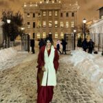 Anusha Viswanathan Instagram - Pulling out my desi dazzle in Moscow. 🩵 . . . #bricssummit2023 #bricsfashionsummit #love #indian #bengali #russia #traveller #saree #fashion #sareenotsorry #desiavatar #desi #winter #winterwonderland #freezing #happy #wanderlust #vagabond #travelblogger #fashionblogger