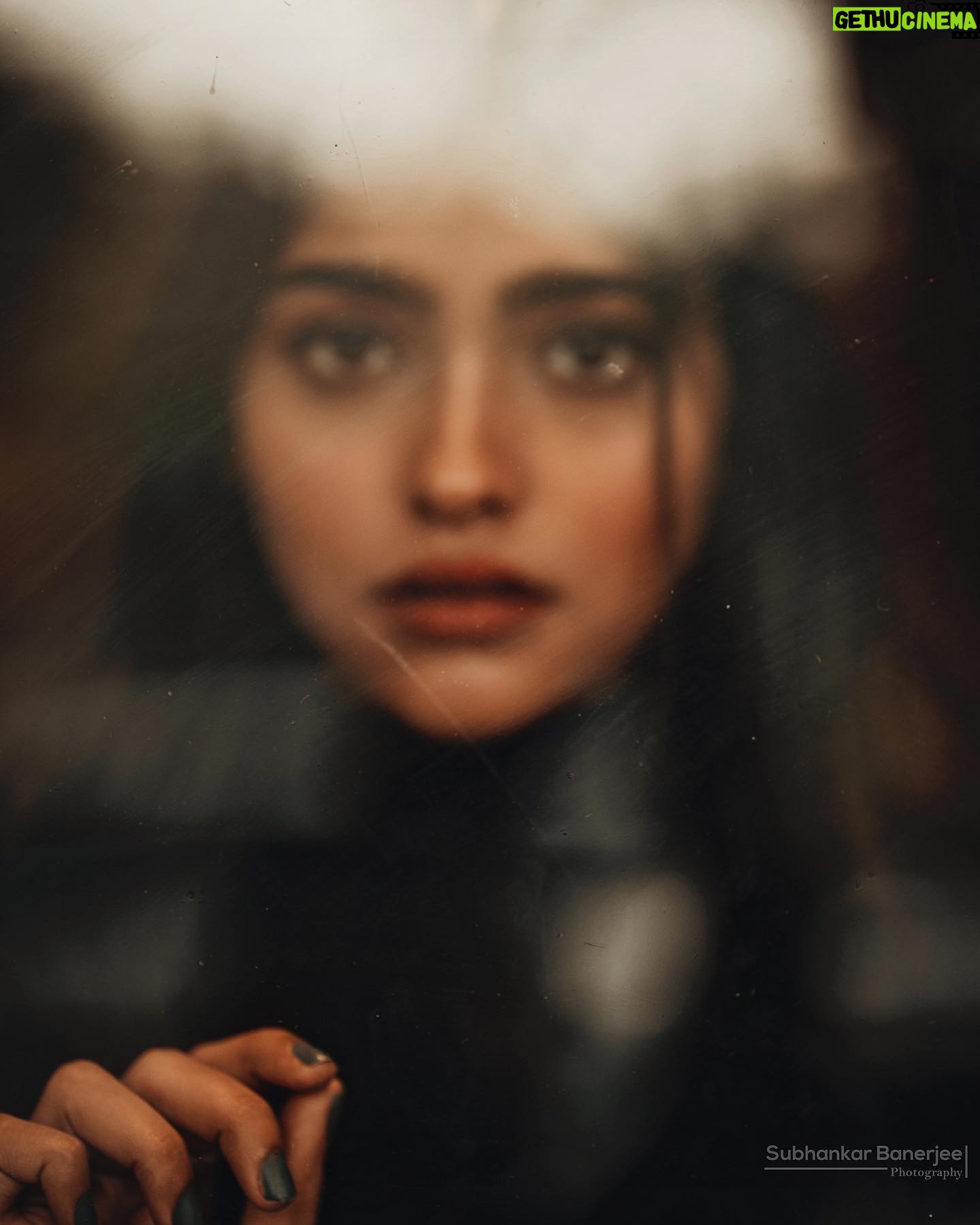 Anusha Viswanathan Instagram - “With no kiss goodnight…” 💜 . . . #glitter #sunlight #goodbyes #love #august #happy #melancholy #monsoon #fashion #black #turtleneck #stare #endofanera #reflections #coffeeshop #romance #sepia #lost #teary throughthelookingglass #wonder #wander #wanderlust #travel #travelblogger #music #mood