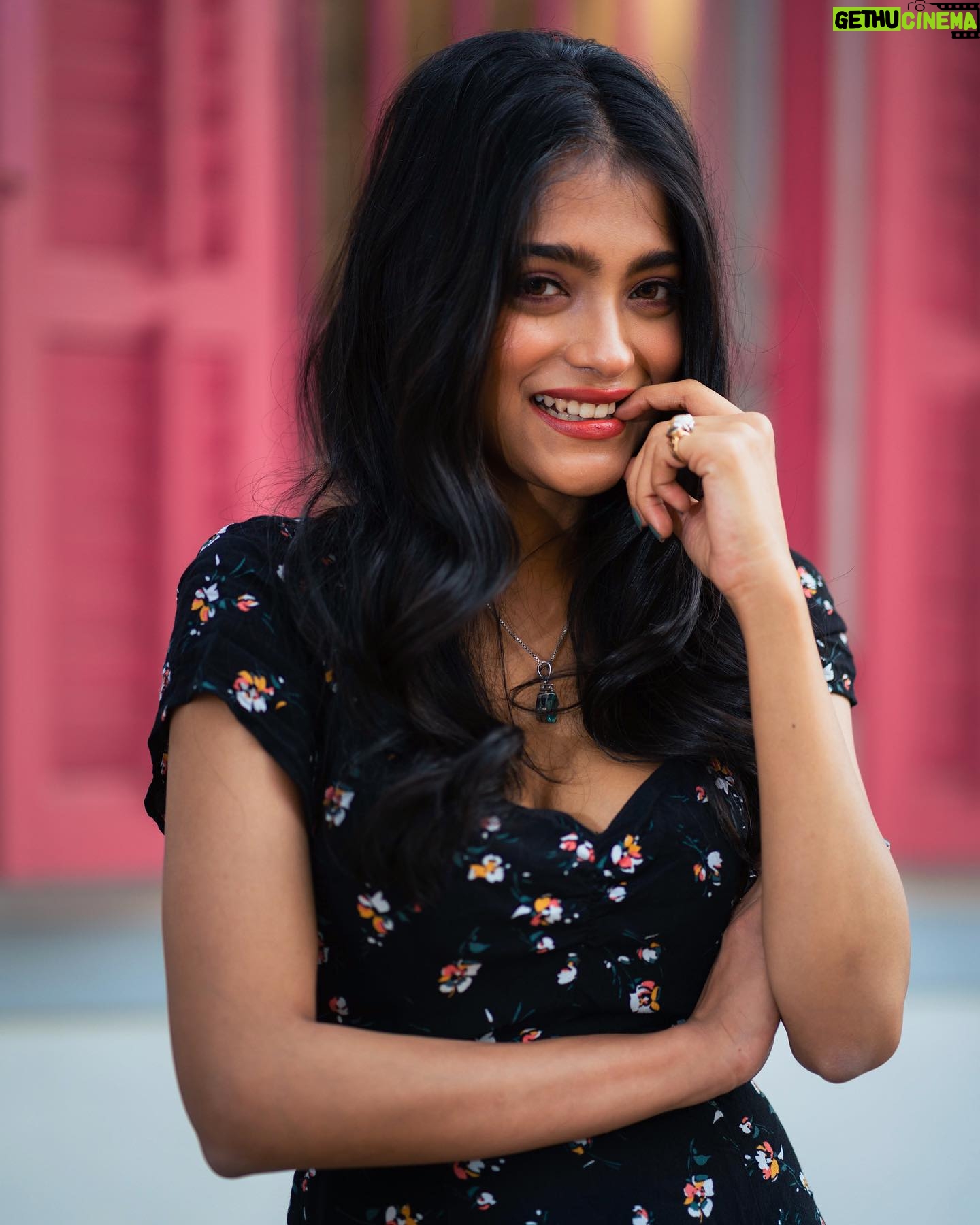Anusha Viswanathan Instagram - I'm tryna blow bubbles, but inside Can't seem to fix my mood Today it's as dark as my roots 🖤🩷 . . . 📸: @subhankarb_photography 🩷 💄: @sumitdas1095 🖤 . . . #moodring #romance #afternoon #autumn #pujoashche #numb #darkcottagecore #love #music #lorde #pink #black #mood #aesthetic #oldsoul #heartstrings #dreams #nostalgia #fashion #photoshoot #october #hope #lbd #wanderlust #fashionblogger #instablogger