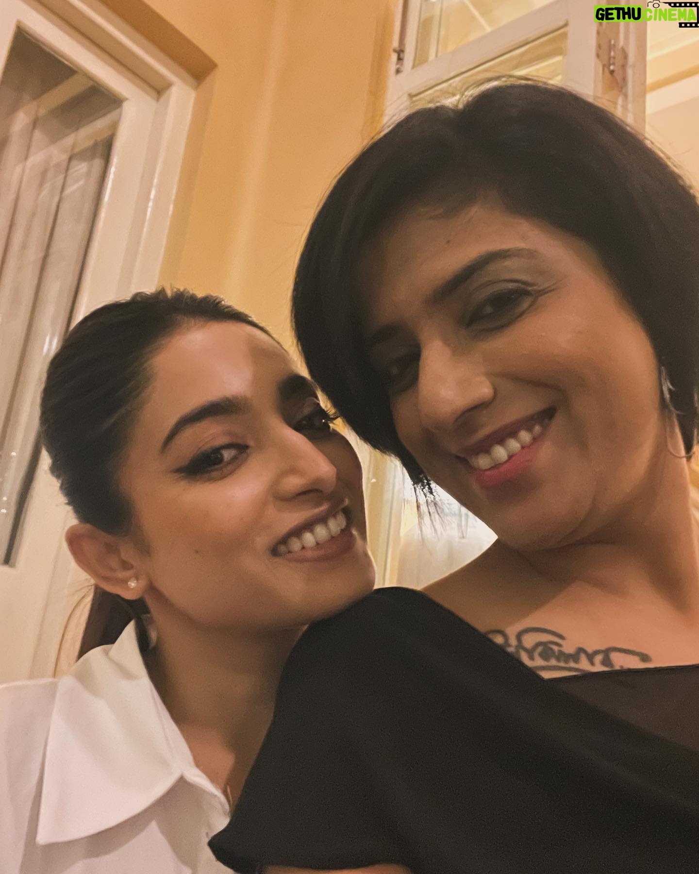 Anusha Viswanathan Instagram - It all started with sharing food from the same plate at a party and the ritual continues. Some people are growing up too fast, argh!!! @anusha1902 , you go, girl and let’s share food and thoughts like we do. Love you endlessly 🫰🏻🫰🏻