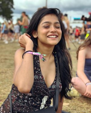 Anusha Viswanathan Instagram - Reading Festival Dump! 🩵💜💙
We got the clouds, the wind, the rain and the sun! 
What a day full of good vibes, music and magic. 
My feet were dead by the end of it but this festival was a bucket-list tick for sure! 💗
Thank you @ananyamusib for the best company. ☀️💕
.
.
.
#readingfestival #musicfestival #musiclover #travel #love #fashion #festivalfashion #happy #bucketlistadventures #mood #wanderlust #black #nosering #billieeilish #hotmilk #tomodell #imaginedragons #travelblogger #lifestyleblogger #moodblogger