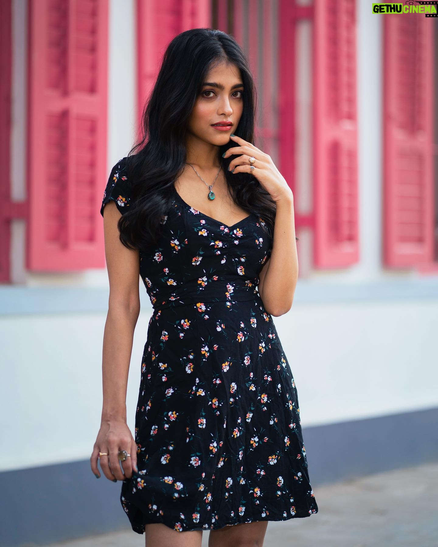 Anusha Viswanathan Instagram - I'm tryna blow bubbles, but inside Can't seem to fix my mood Today it's as dark as my roots 🖤🩷 . . . 📸: @subhankarb_photography 🩷 💄: @sumitdas1095 🖤 . . . #moodring #romance #afternoon #autumn #pujoashche #numb #darkcottagecore #love #music #lorde #pink #black #mood #aesthetic #oldsoul #heartstrings #dreams #nostalgia #fashion #photoshoot #october #hope #lbd #wanderlust #fashionblogger #instablogger