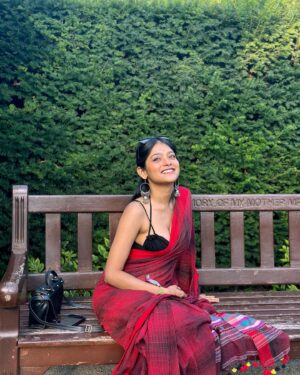 Anusha Viswanathan Instagram - All too well season. 🍁 
.
.
.
#september #alltoowell #swiftie #fall #heartbreak #love #red #saree #sareenotsorry #redsaree #parks #london #vacation #travel #endofsummer #summertan #autumncolours #aesthetic #fashion #music #magic #travelblogger #wanderlust #majormissing #nostalgia #hope #secret #fashionblogger #instablogger