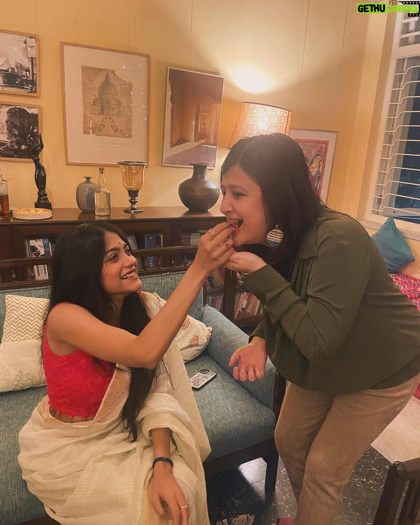 Anusha Viswanathan Instagram - It all started with sharing food from the same plate at a party and the ritual continues. Some people are growing up too fast, argh!!! @anusha1902 , you go, girl and let’s share food and thoughts like we do. Love you endlessly 🫰🏻🫰🏻
