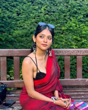 Anusha Viswanathan Instagram - All too well season. 🍁 
.
.
.
#september #alltoowell #swiftie #fall #heartbreak #love #red #saree #sareenotsorry #redsaree #parks #london #vacation #travel #endofsummer #summertan #autumncolours #aesthetic #fashion #music #magic #travelblogger #wanderlust #majormissing #nostalgia #hope #secret #fashionblogger #instablogger