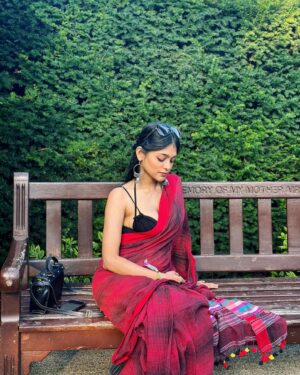 Anusha Viswanathan Instagram - All too well season. 🍁 
.
.
.
#september #alltoowell #swiftie #fall #heartbreak #love #red #saree #sareenotsorry #redsaree #parks #london #vacation #travel #endofsummer #summertan #autumncolours #aesthetic #fashion #music #magic #travelblogger #wanderlust #majormissing #nostalgia #hope #secret #fashionblogger #instablogger